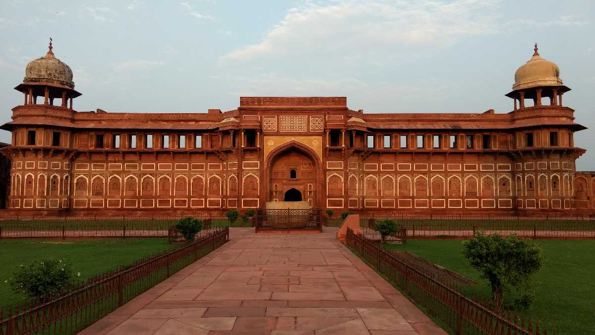 Visit Jhangir Mahal