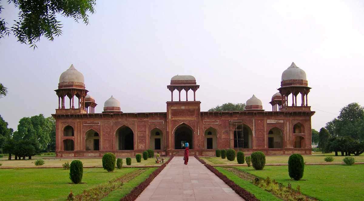 Visit Tomb of Mariam-UZ-Zamani