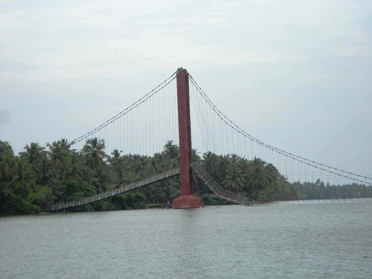 Visit Valiyaparamba Backwaters